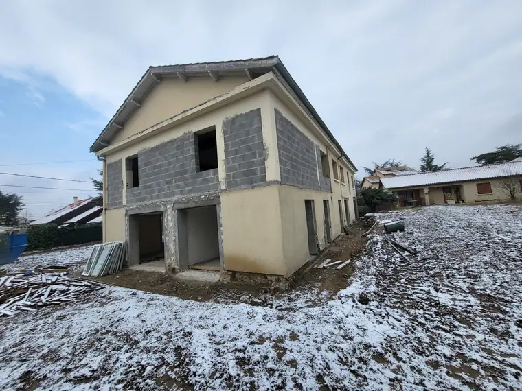 Façade de l'agrandissement en agglomérés de béton raccordé à la maison existante