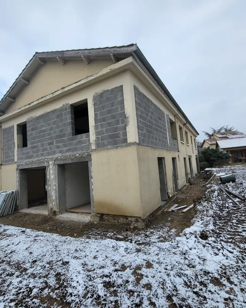 Façade de l'agrandissement en agglomérés de béton, chantier de Chaponost