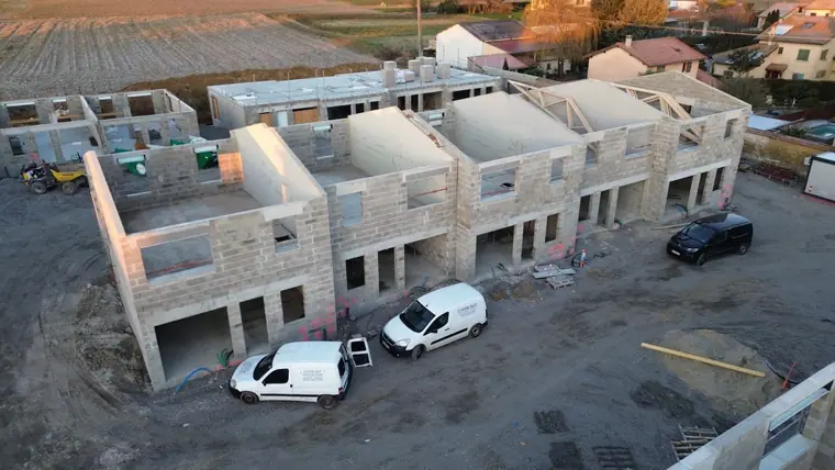 Rangée de maisons groupées en cours d'élévation, vue aérienne