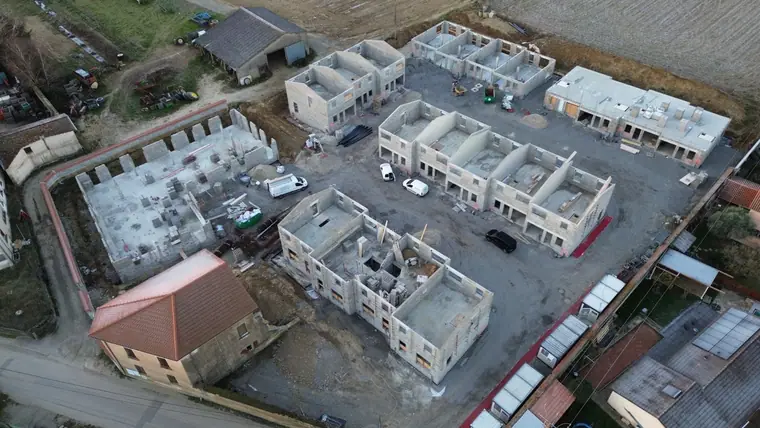 Vue d'ensemble de l'opération, plusieurs rangées de maisons