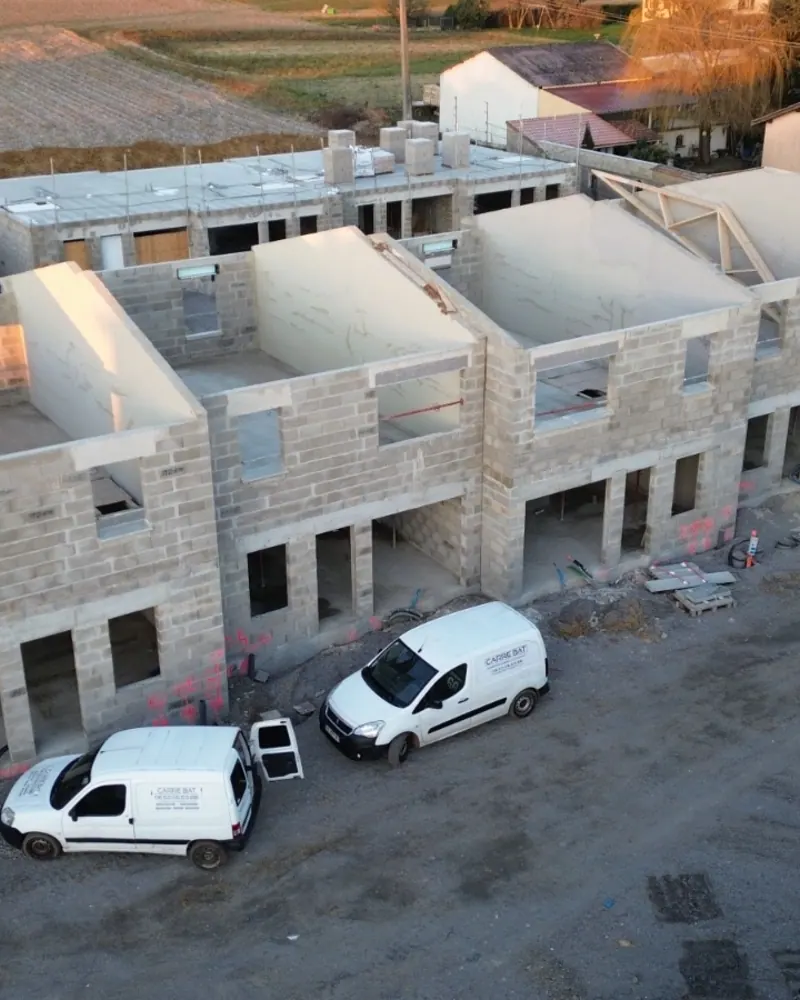 Maisons groupées en cours d'élévation vues du ciel, opération de Miribel