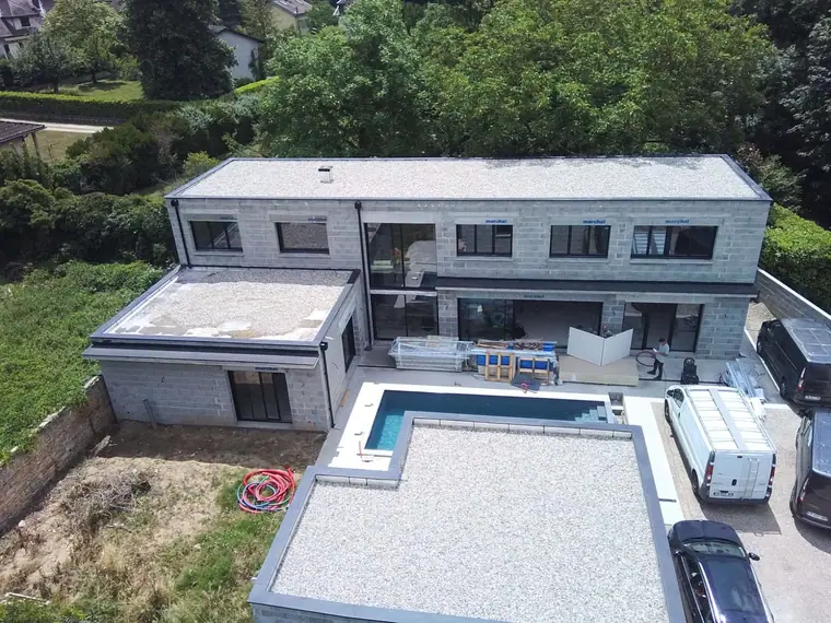 Façade sud avec terrasse et bassin dans le prolongement du séjour