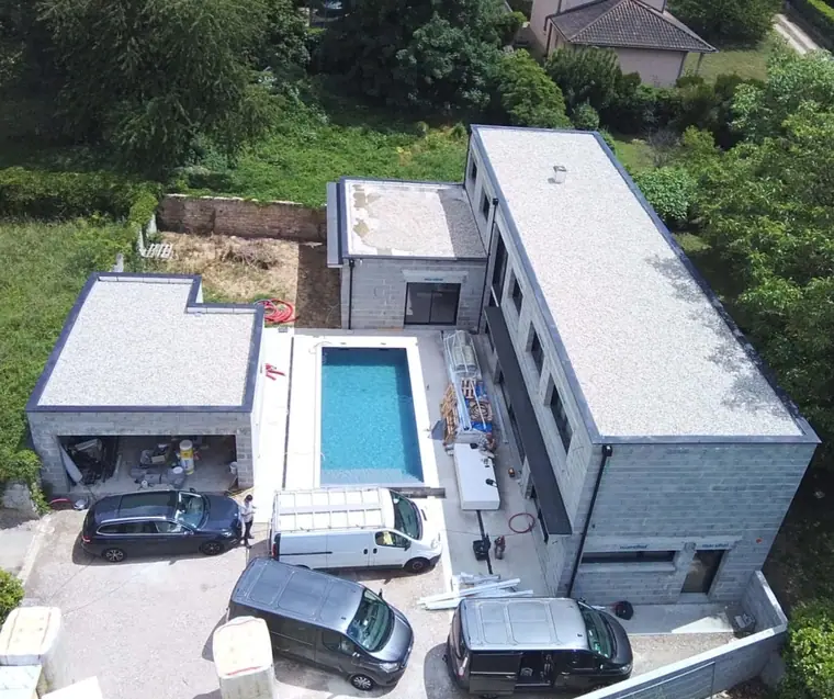 Garage et accès en limite de parcelle