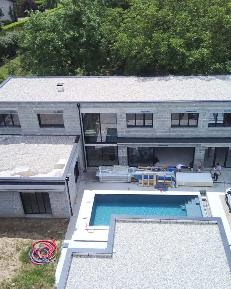 Maison achevée avec toiture-terrasse, piscine et plages, vue aérienne, Neuville-sur-Saône