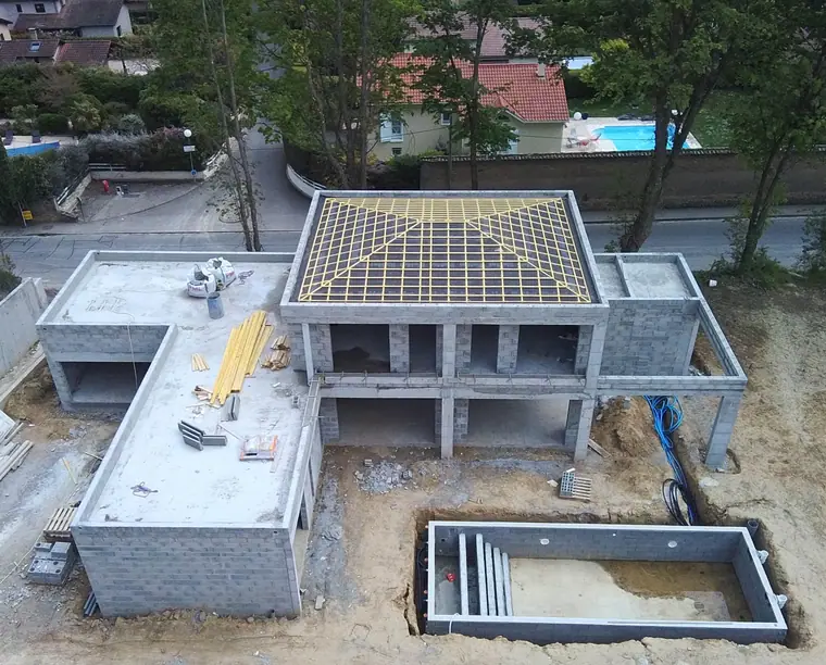 Plancher haut coffré et étayé, bassin en contrebas