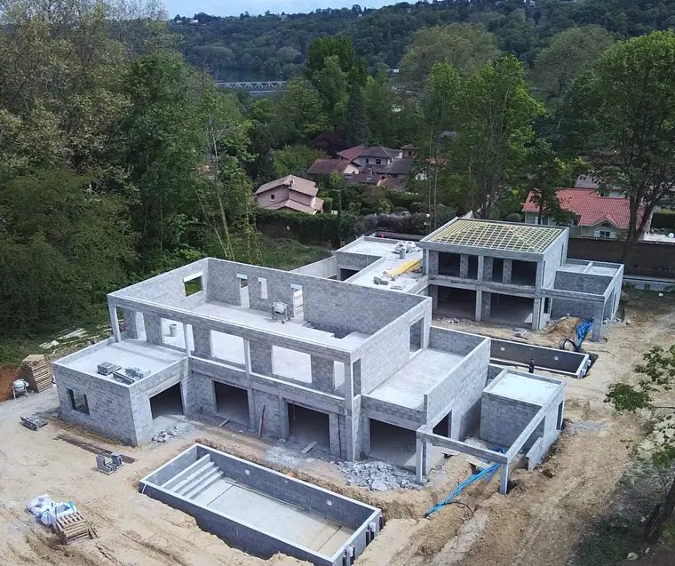 Les deux maisons en cours d'élévation vues du ciel