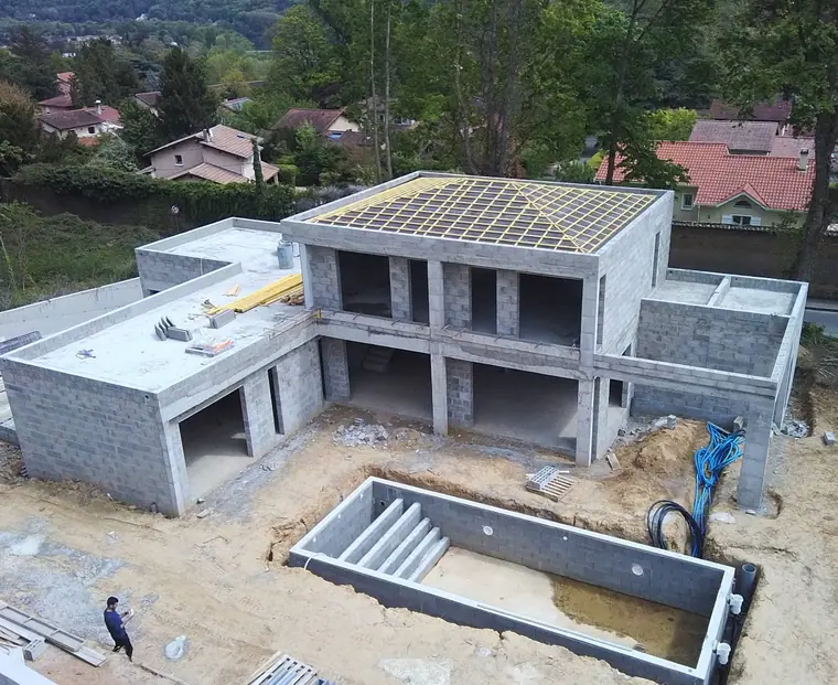 Volumes décalés et toitures-terrasses en maçonnerie