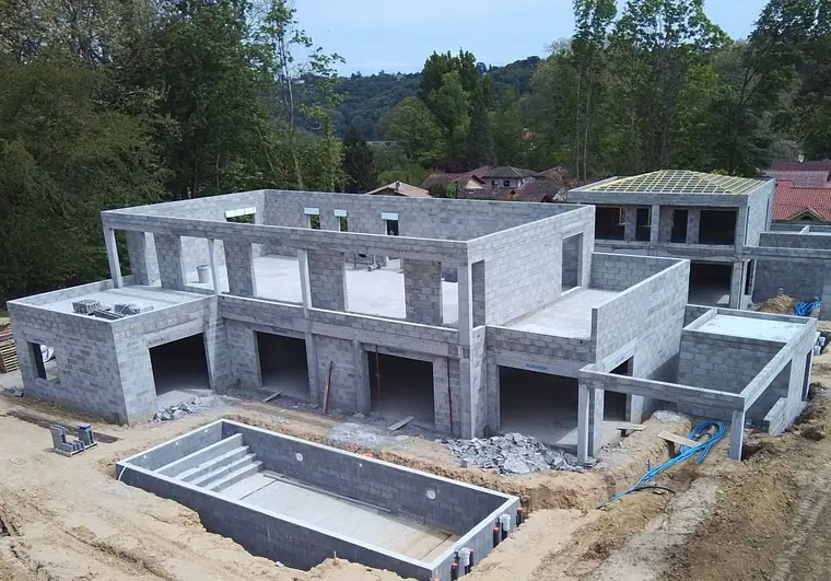 Vue d'ensemble des maisons, bassins et murs de soutènement