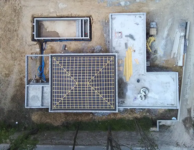 Vue zénithale du chantier, implantation des volumes et du bassin
