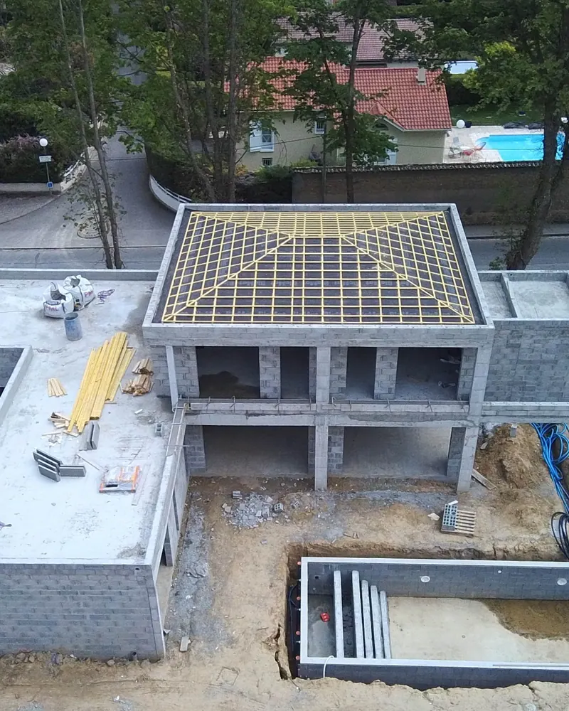 Vue aérienne des deux maisons en cours d'élévation, plancher coffré et bassin, Saint-Cyr-au-Mont-d'Or